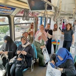 Gazze için metroda örgü örerek yolculuk yaptılar