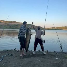 Bursa’da iki arkadaş oltayla 165 santimetrelik balık tuttu