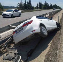 Bursa-Balıkesir karayolunda otomobil refüje çarptı: 2 yaralı