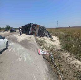 Çanakkale-Bursa karayolunda kamyona çarpan tır yan yattı: 1 yaralı