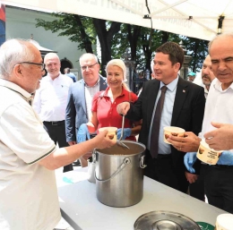 Başkan Aydın vatandaşlara aşure dağıttı