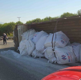 Plastik hammadde yüklü kamyon devrildi