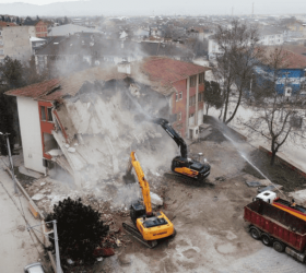 Alanyurt’ta ki emniyet binasının yıkımına başlanıldı