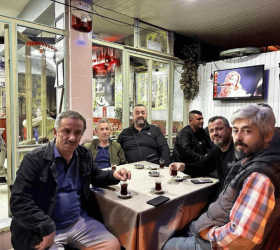 İnegöl'ün meşhur kahvecisi, seçim sonrası herkese ücretsiz çay ikram etti
