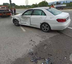 İnegöl'de korkutan kaza araçlar hurdaya döndü: 2 yaralı