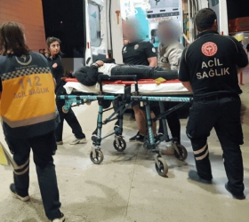 Motosiklet ile araba çarpıştı 2 yaralı