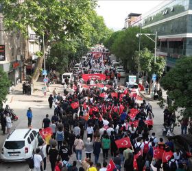 İnegöllü Gençler 19 Mayıs Coşkusunu Sokaklara Taşıdı