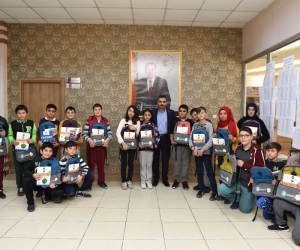 Başkan Külcü’den kurs öğrencilerine kitap