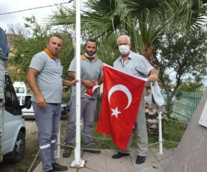 Burhaniye’de bayraklar yenilendi
