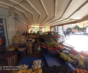  Başkent’te kaza yapan otomobil marketin manav reyonuna daldı