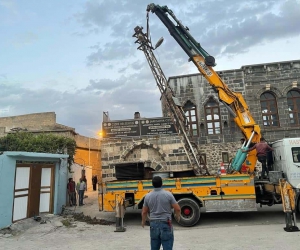 Dağkapı Mahallesinde elektrik direkleri kaldırılarak parke taşı döşeme çalışmaları başlatıldı