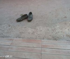  Market kirlenmesin diye çamurlu ayakkabılarını çıkarıp çoraplarıyla içeri girdi