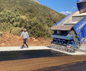 Kaş Yeniköy grup yolunda asfalt çalışması