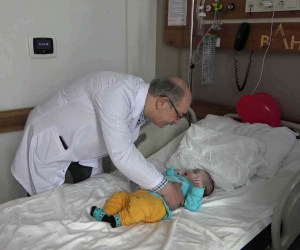 Doktordan makatı tıkalı olarak doğan bebeğe ince ameliyat