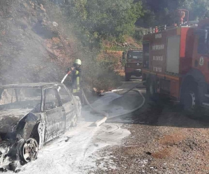 Servis aracıyla çarpışan taksi çıkan yangında metal yığınına döndü