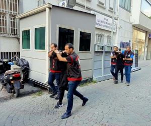 İzmir’de içki sofrasında Kur’an-ı Kerim’i yırtıp ateşe veren Berke Can Çoban ve Mert Atakan Durmaz, çıkarıldıkları mahkeme tarafından tutuklandı.