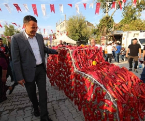 İki dakikada 188 gram acı biber yedi