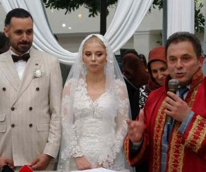 Binlerce nikah kıydı, kızının en mutlu gününde gözyaşlarına hakim olamadı