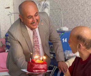 Başkan Türkyılmaz’dan diyaliz hastasına sürpriz doğum günü