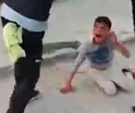 Küçük çocukları tekme tokat dövdü