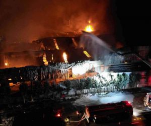 Sünger fabrikası alevlere teslim oldu: Ekipler yangını söndürmek için mücadele ediyor