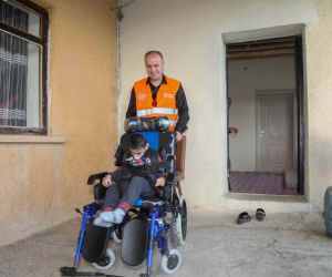 Doğuştan engelli minik Serdar tekerlekli sandalyesine kavuştu