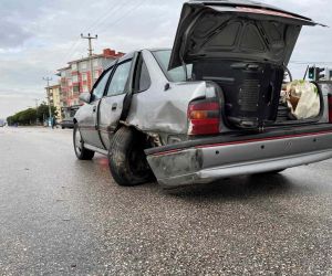 Lüks araç kırmızı ışıkta bekleyen otomobile çarptı: 3 yaralı