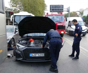Araç motoruna giren yavru kediyi kurtarmak için seferber oldular