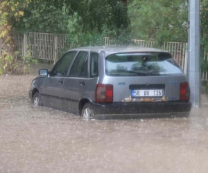 Sivas’ta sağanak yağış hayatı felç etti