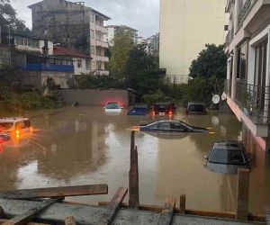Trabzon’da dere taştı, sokaklar göle döndü
