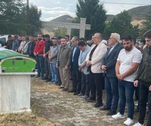 Amasya’daki otobüs kazasında hayatını kaybeden 2 üniversite öğrencisi Çorum’da defnedildi