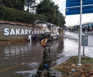 Sakarya Büyükşehir belediyesi yağış mesaisini aralıksız sürdürüyor