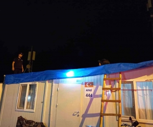Yağmur sonrası AFAD personeli, depremzedelerin yardımına koştu