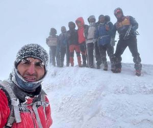 Dağcılar dondurucu soğukta Ağrı Dağı’na tırmandı