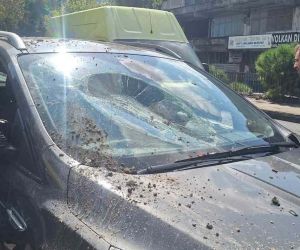 Zeytinburnu’nda istinat duvarı çöktü: 4 araç hasar gördü