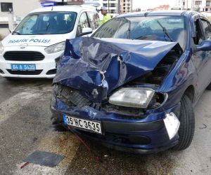 Uşak’ta hafif ticari araç ile otomobil çarpıştı: 1’i bebek 7 yaralı