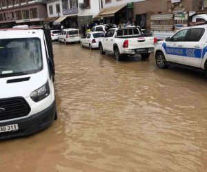 Bitlis’te sağanak yağış taşkınlara ve göçüklere neden oldu