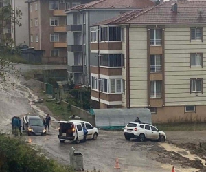 Sağanak o ilçeyi göle çevirdi, çoğu araç bozuk yollarda çukurlara düştü