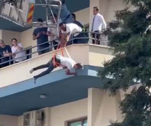Adana’da vinçten düşen 2 işçi, emniyet kemeri sayesinde hayatta kaldı