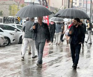Yüksekova’da sağanak yağış etkili oldu