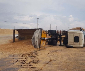 Karabük’te iş makinesi ve hafriyat kamyonu devrildi: 1 yaralı