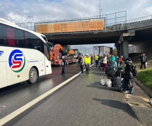 Otobüs kaza yaptı, yolcular valizleriyle yolda kaldı
