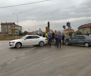 Suluova’da otomobiller çarpıştı: 2 yaralı