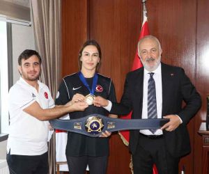 Çiftlikköy Belediyesi’nden dünya şampiyonu Çavuşoğlu’na 2 milyon lira ödül