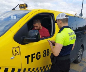 Eminönü’nde pazarlık yapan taksiciler, araca yolcu gibi binen polislere takıldı
