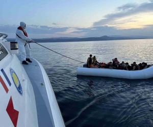 Ayvacık açıklarında 136 kaçak göçmen kurtarıldı, 29 kaçak göçmen yakalandı