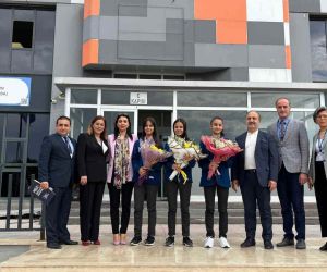 Badminton şampiyonlarına Dr. Hüseyin Bozkurt’tan ödül
