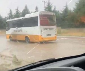 Halk otobüsü yağmur suyunda mahsur kaldı