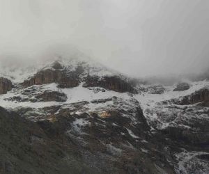 Van’ın Artos Dağı ile Karabet Geçidi’nde mevsimin ilk karı yağdı