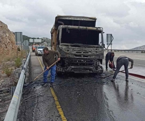 Kireç taşı yüklü hafriyat kamyonu seyir halindeyken yandı